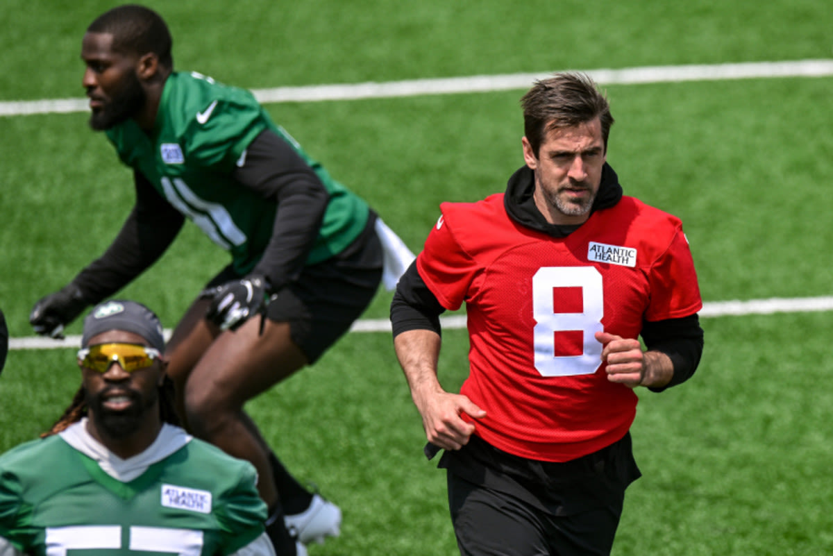 New York Jets Fans Buzzing Over Aaron Rodgers Head-Turning Play at NFL OTAs
