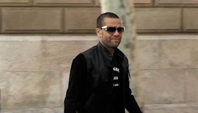 Dani Alves utiliza el mini que le regaló a Joana Sanz para ir a firmar a la Audiencia de Barcelona