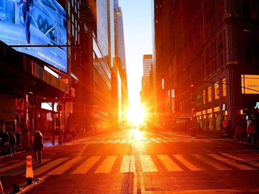 Manhattanhenge: Pôr do sol alinhado com as ruas de Manhattan atrai multidões em Nova York