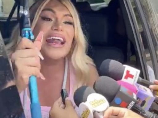 VIDEO: ¡Puros de a 500! Así el gesto de Wendy Guevara con reporteros 'sudados' por calor