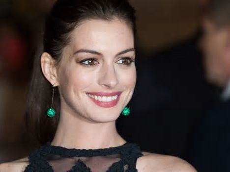 Anne Hathaway denuncia i test di compatibilità sul set