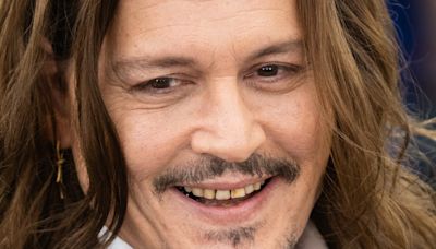 Após dentes 'podres', Johnny Depp exibe sorriso repaginado; compare