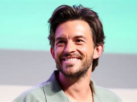 La foto jamás vista de Jonathan Bailey con el pelo teñido de rubio en una serie que protagonizó antes de 'Los Bridgerton'