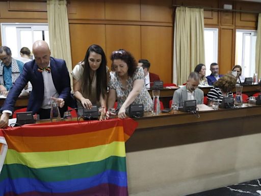 Un informe de Secretaría avala la retirada de la bandera LGTBI+ del pleno de Córdoba