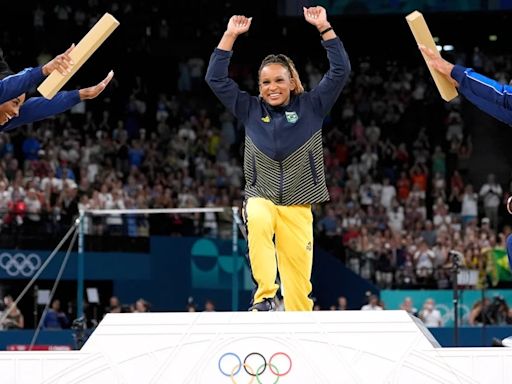 Simone Biles reveló por qué decidieron hacer una reverencia a Rebeca Andrade tras su histórico oro en los Juegos Olímpicos