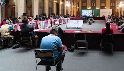 López Obrador recibe en Palacio Nacional a padres de normalistas por caso Ayotzinapa