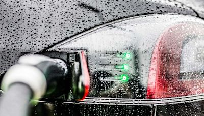 ¿Balde de agua fría para los autos eléctricos? Uno de cada tres conductores de vehículos eléctricos dice que preferiría volver a uno de gasolina - La Tercera