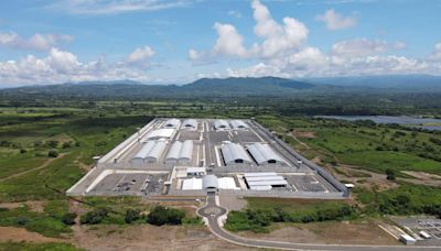 ONG advierte de presunta contaminación generada por megacárcel de Bukele en El Salvador