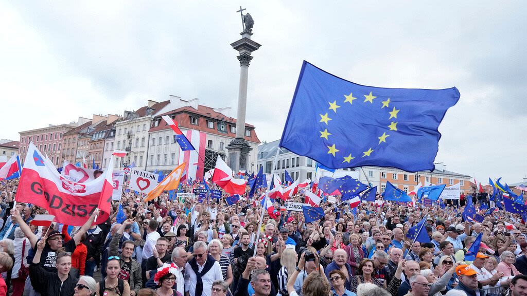 Thousands gather in Warsaw for PM Tusk's pre-election rally
