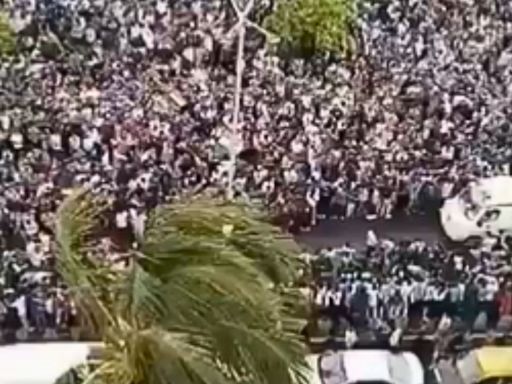 Watch | Sea of fans waiting for ‘Men in Blue’ make way for ambulance in Mumbai