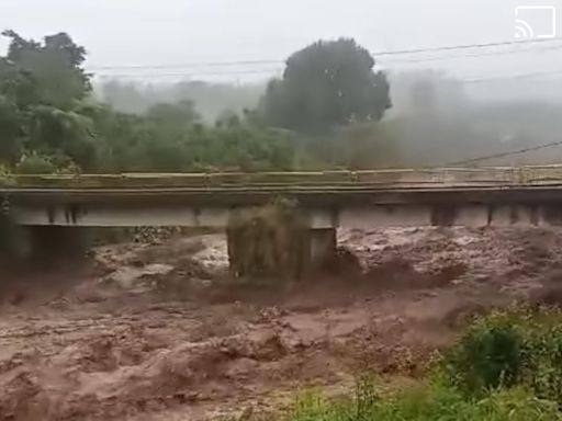 Paso vehicular controlado en la vía Putumayo-Nariño en el municipio de Santiago