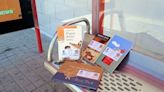 Los libros salen a la calle en Paracuellos para viajar de mano en mano