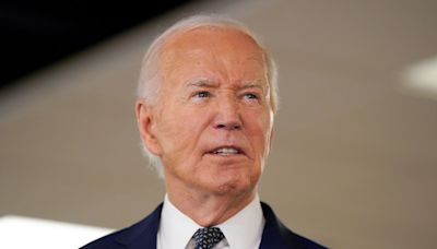 ANÁLISIS | Pese a sus intentos, Biden no logra frenar la marea que amenaza con hundir su candidatura