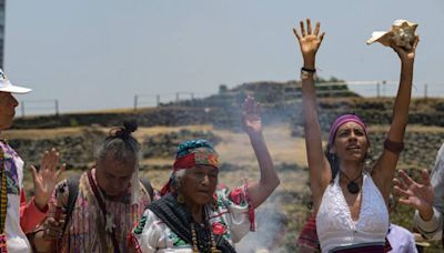 Indígenas mexicanos realizan rituales bajo sofocante calor para invocar las lluvias