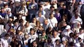 El aficionado viral clon de Cristiano esperando en las celebraciones del Real Madrid