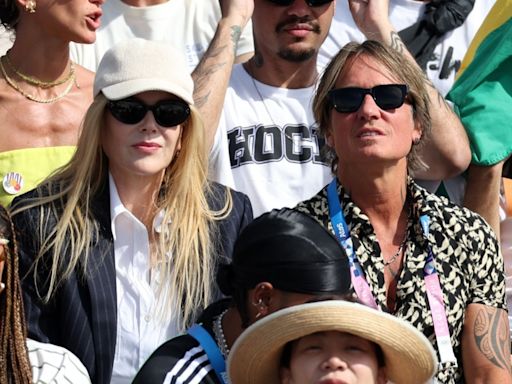 Nicole Kidman, animando con sus hijas adolescentes en las Olimpiadas mientras una se seca las lágrimas