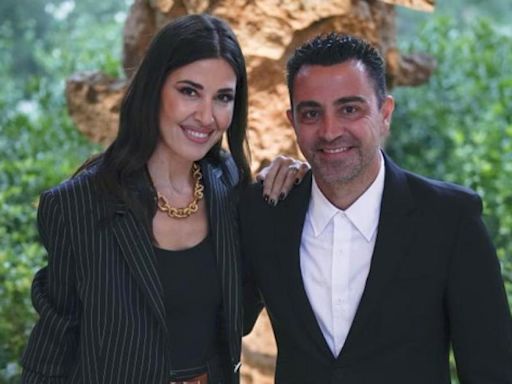 Xavi Hernández acude al desfile de Louis Vuitton con su esposa Núria Cunillera