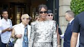 Naomi Campbell chahute son tailleur Chanel Haute Couture avec des baskets étonnantes