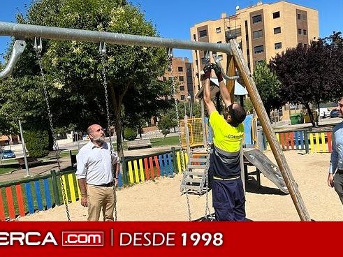 Arranca el Plan de Mantenimiento de Áreas Infantiles de Cuenca con la renovación de columpios deteriorados