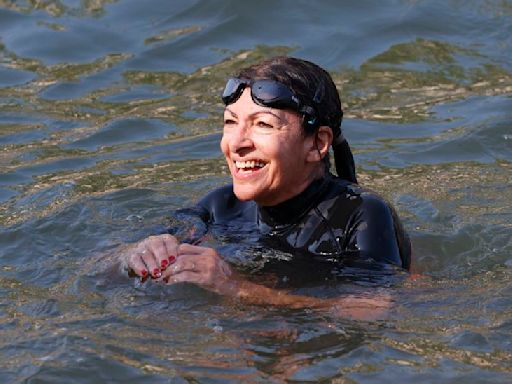 La alcaldesa de París se baña en el Sena para demostrar la pureza del agua