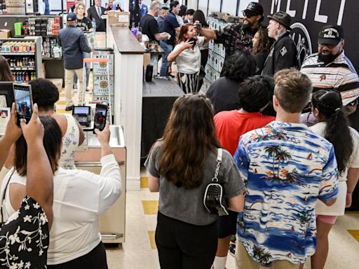 'Aquaman', 'Game of Thrones' star Jason Momoa visits Market Basket for vodka promotion