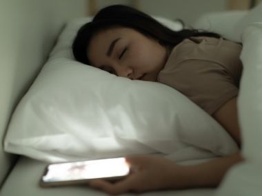 美國研究：開燈或開電視睡覺女生變胖還會睡不好 禍首是這個東西-台視新聞網