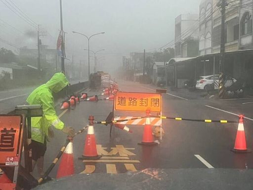 屏東大豪雨多處淹水3橋樑封閉 台17線東港大鵬灣段道路封閉