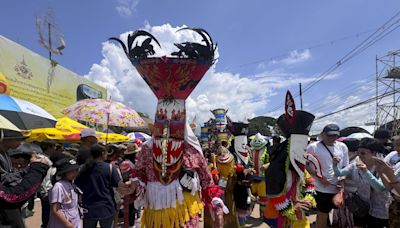 Un desfile de máscaras y espadas fálicas en el festival de los espíritus en Tailandia