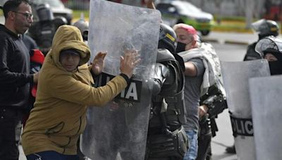 Taxistas terminaron agarrados con policías en la autopista Norte de Bogotá; hubo capturas