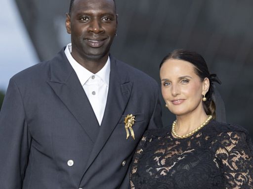 Omar et Hélène Sy radieux, elle opte pour un accessoire génial face à Laure Boulleau, Serena Williams et Natalia Vodianova