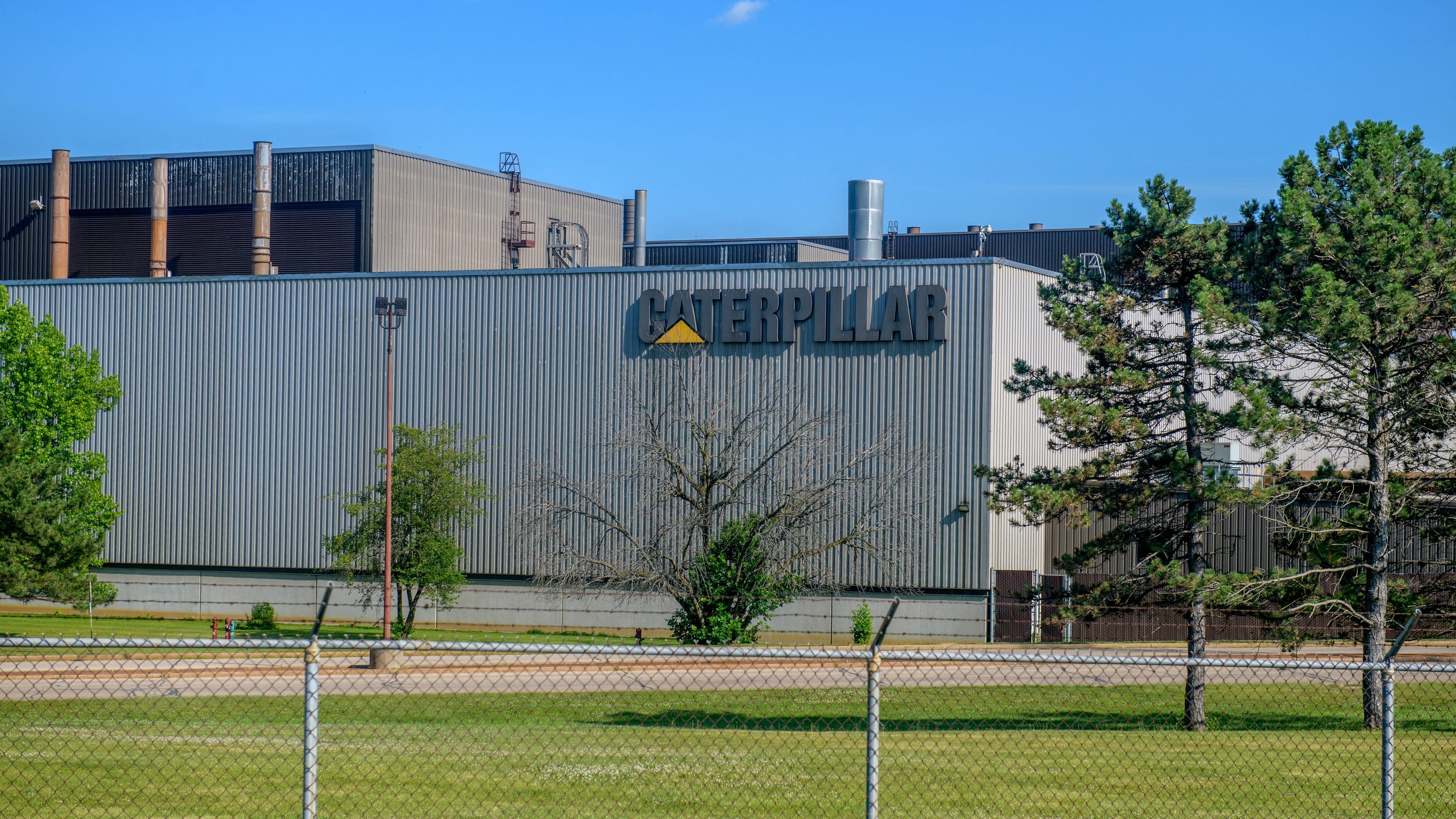 One person dead after fire at Caterpillar foundry in Mapleton, sheriff says