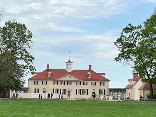 Arqueólogos descubrieron botellas centenarias de cerezas enterradas en la casa de George Washington