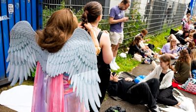 Superstar in Hamburg - Hunderte Fans stehen seit 5 Uhr morgens für Taylor Swift Schlange