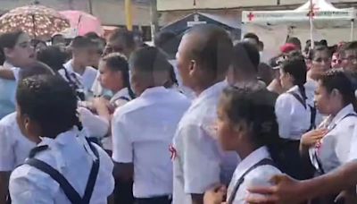 Más de 20 escolares se desmayan en pleno desfile al marchar bajo el intenso calor en Loreto
