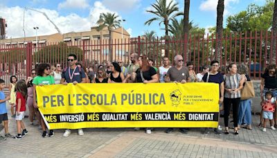 Las familias del Miguel de Cervantes vuelven a protestar por las obras en la cubierta del centro