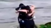 En Italia tres amigos se abrazan antes de ser arrastrados por una inundación