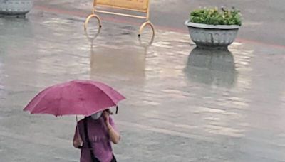 高雄大雷雨轟炸15區大雨等級 市府成立豪雨應變中心擴大三級開設