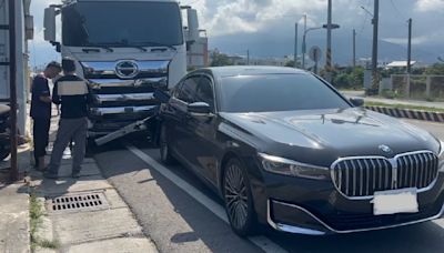 剎不住的代價？台東砂石車追撞BMW及保時捷 修車粗估50萬元