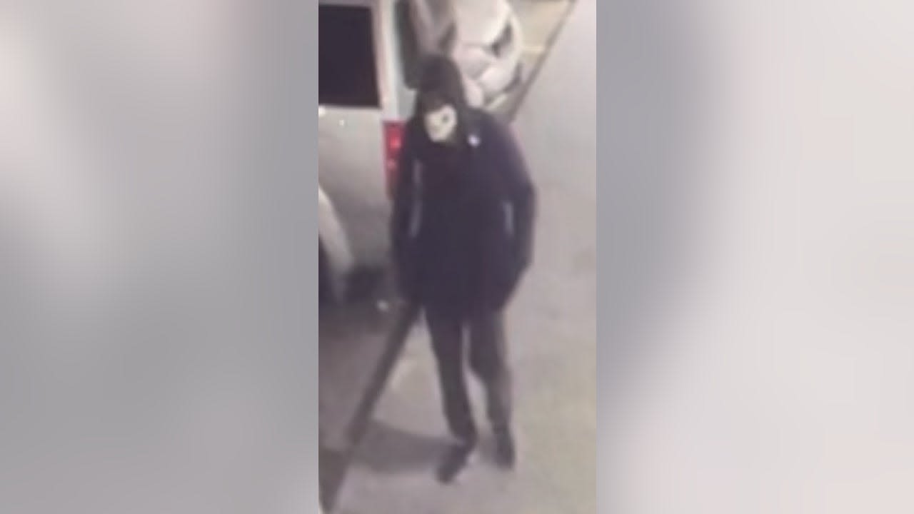 Gunman in clown mask kills man outside Houston motel