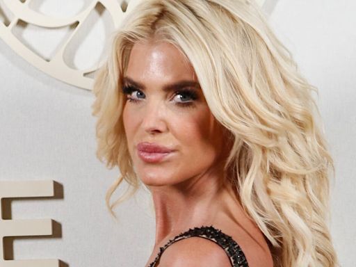 PHOTOS Victoria Silvstedt débarque au défilé Elie Saab et vit ce que tout invité redoute...