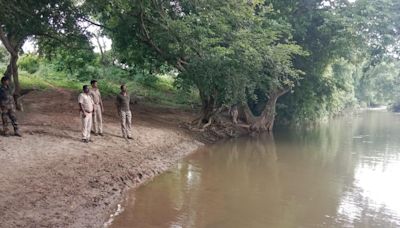 Forest Department staff patrol T.N. - Kerala border areas to step up surveillance against left-wing extremists