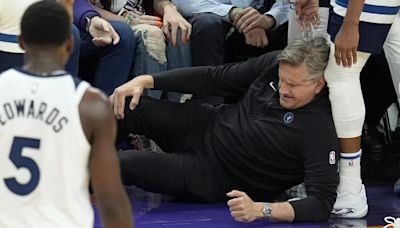 NBA: ¡Surrealista! Un jugador lesiona a su entrenador tras una colisión en la banda