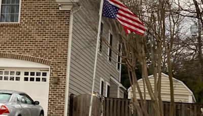 Otra bandera provocadora ondeó en otra casa del juez Alito