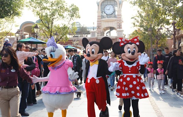 New drama looms over Disney theme parks ahead of Walt Disney Company (DIS) earnings tomorrow | Invezz New drama looms over Disney theme parks ahead of Walt Disney ...