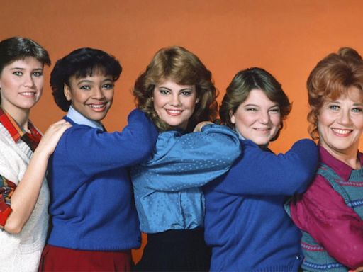 Who is the "greedy" co-star Mindy Cohn claims "wrecked" 'Facts Of Life' reboot?