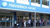 INSS: décimo terceiro de aposentados e pensionistas começa a ser pago na quarta-feira (24); veja calendário