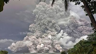 Crazy scenes in Indonesia as the Mount Ruang volcano erupts again