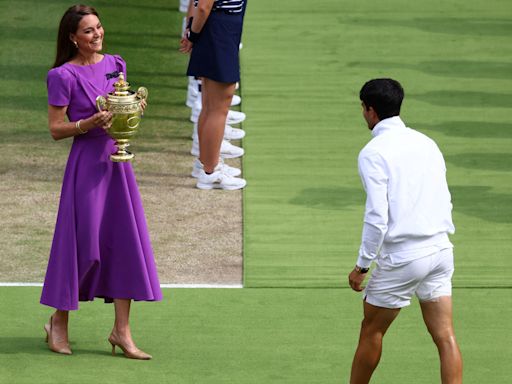Carlos Alcaraz saca una sonrisa a Kate Middleton en la entrega de trofeos en Wimbledon