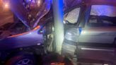 Dos jóvenes resultan heridos al chocar su coche con una farola