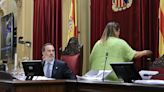 El presidente del Parlamento balear, de Vox, rompe la foto de una víctima de la Guerra Civil y expulsa a dos diputadas socialistas